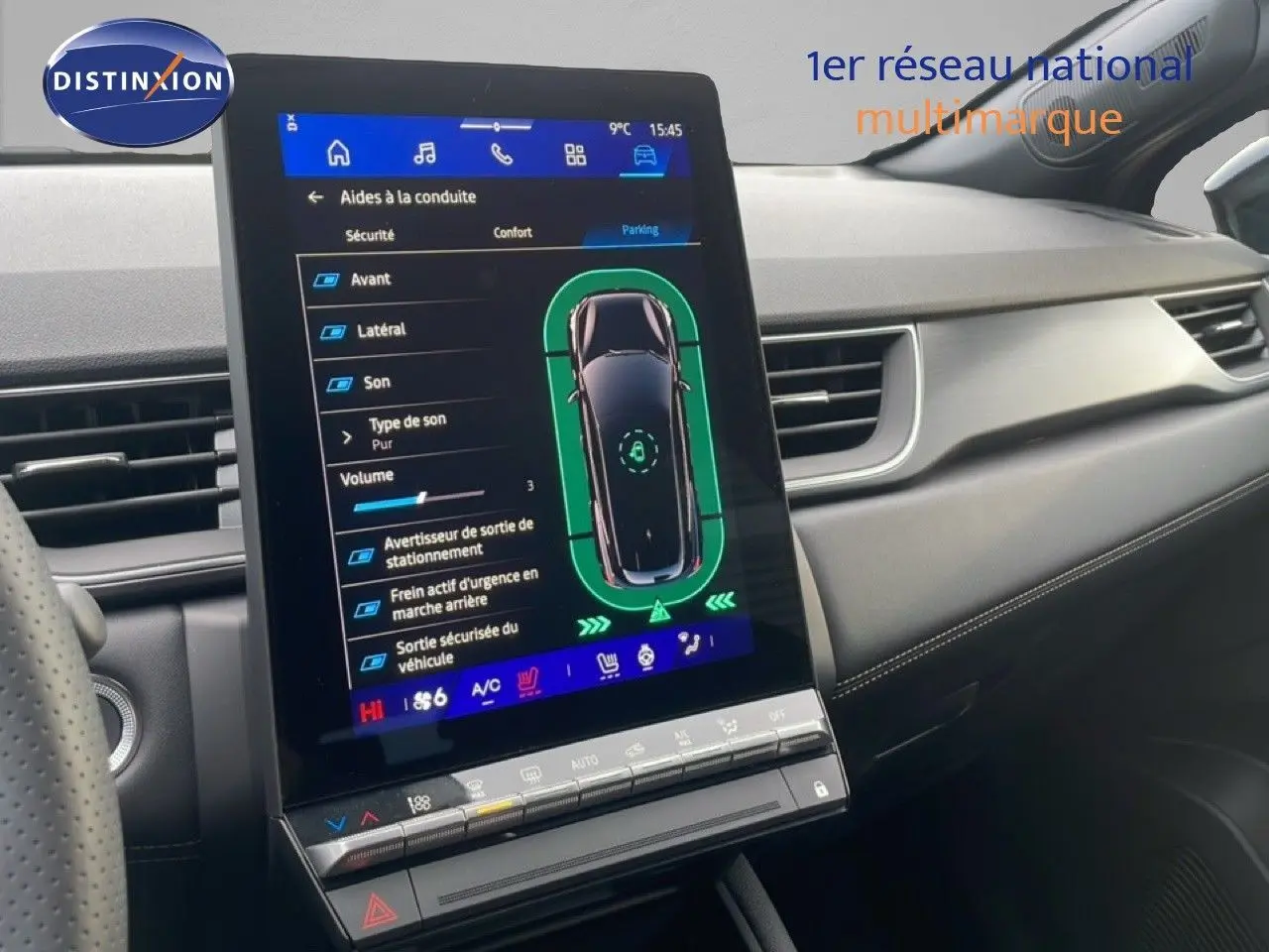 Vue rapprochée de la console centrale avec écran tactile affichant l'aide à la conduite du Renault Symbioz noir étoile métal.