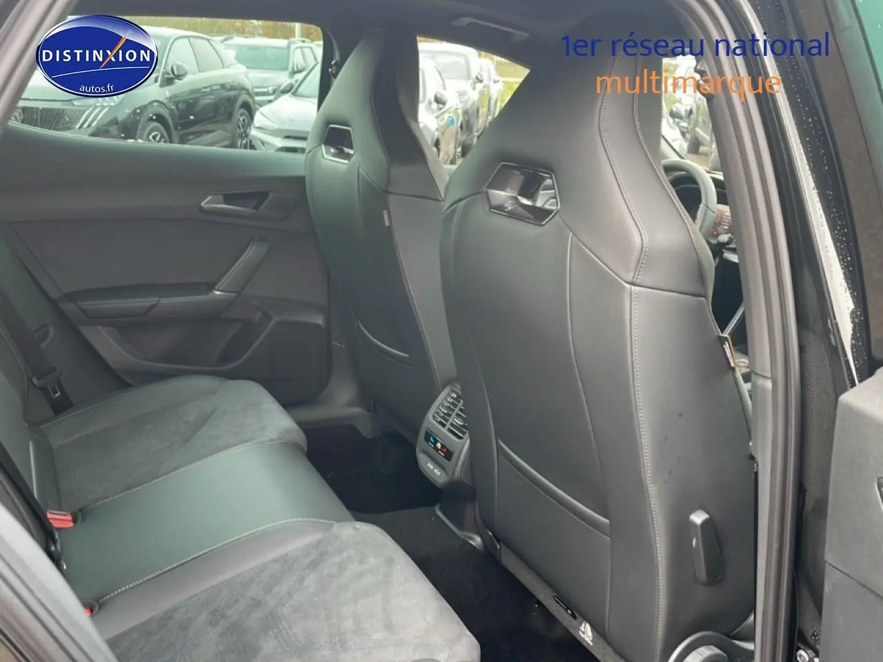 Vue intérieure arrière côté gauche du CUPRA Formentor noir 2025, sièges sport en cuir et alcantara avec console centrale visible.