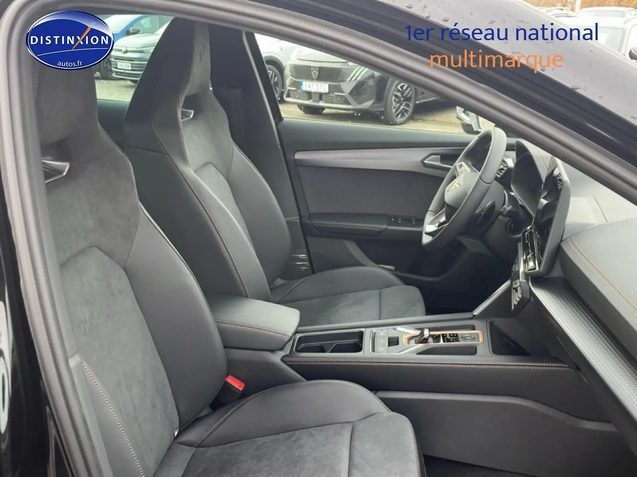 Intérieur avant de la CUPRA Formentor noir, vue côté droit montrant sièges sport et console centrale moderne.