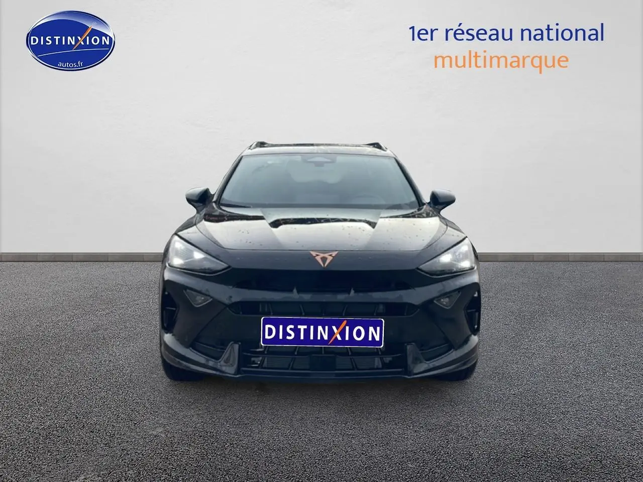 Vue avant d'un CUPRA Formentor noir 2025 avec logo cuivré et calandre sportive sur fond neutre.