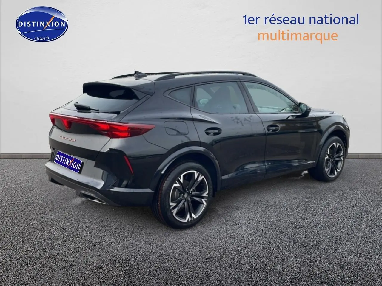 Vue 3/4 arrière droite d'un CUPRA Formentor noir 2025 avec jantes 18 pouces et barres de toit noires.