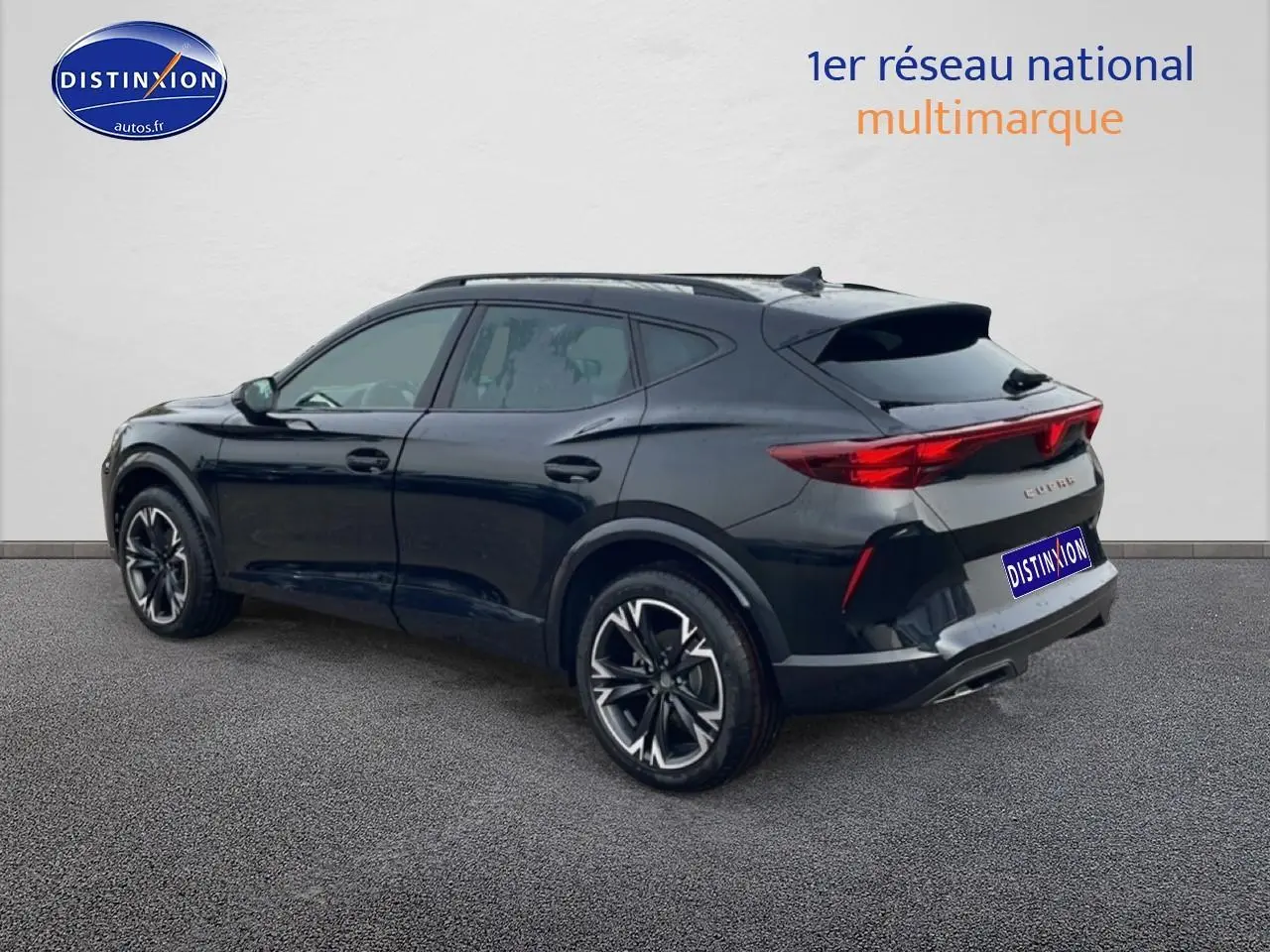 Vue 3/4 arrière droite du CUPRA Formentor noir avec jantes 18 pouces et barres de toit noires.