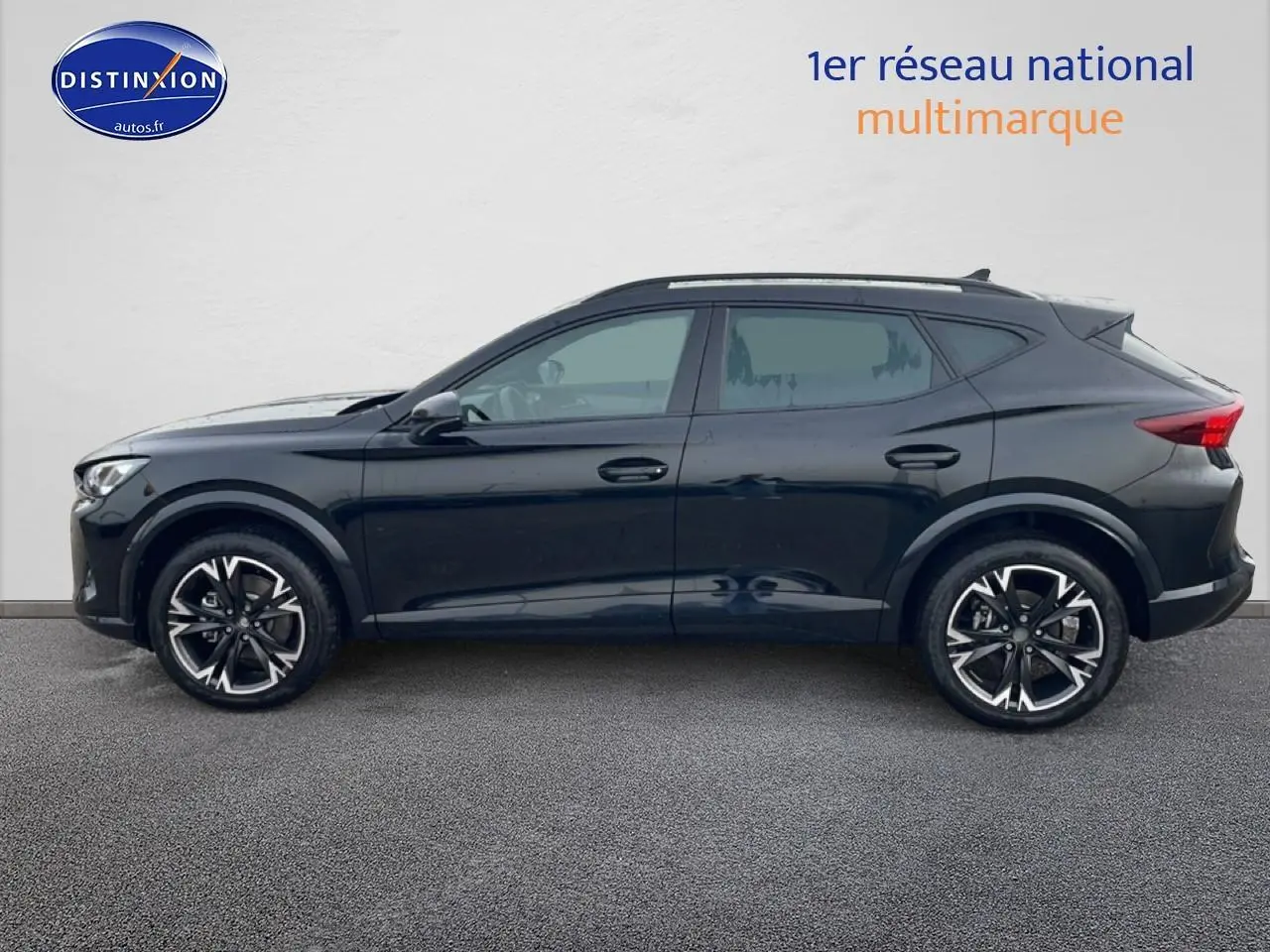 Vue de profil côté gauche d'un CUPRA Formentor noir 2025 avec jantes 18 pouces et barres de toit noires.