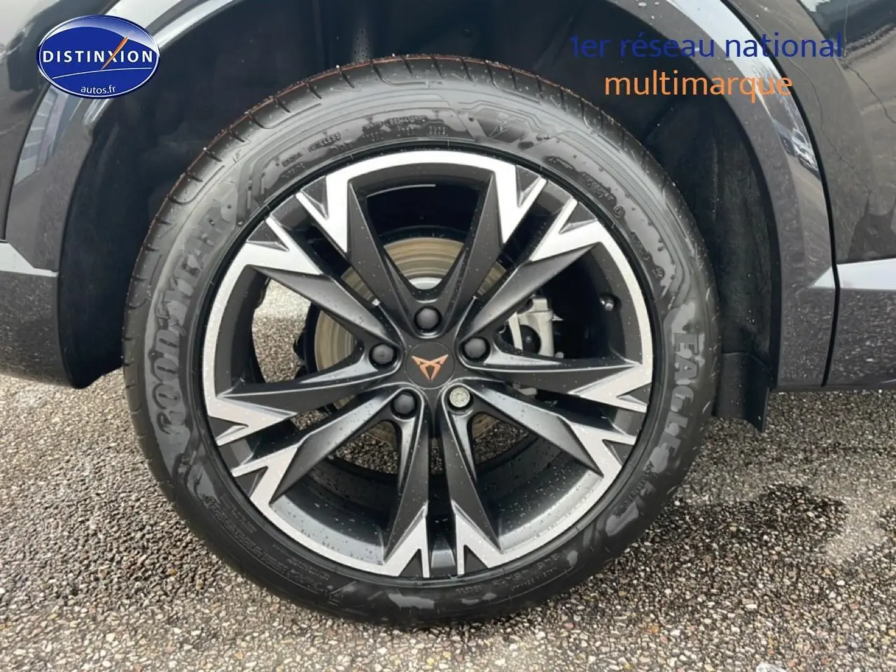 Gros plan sur la jante 18 pouces noire et argentée du côté gauche du CUPRA Formentor noir 2025.