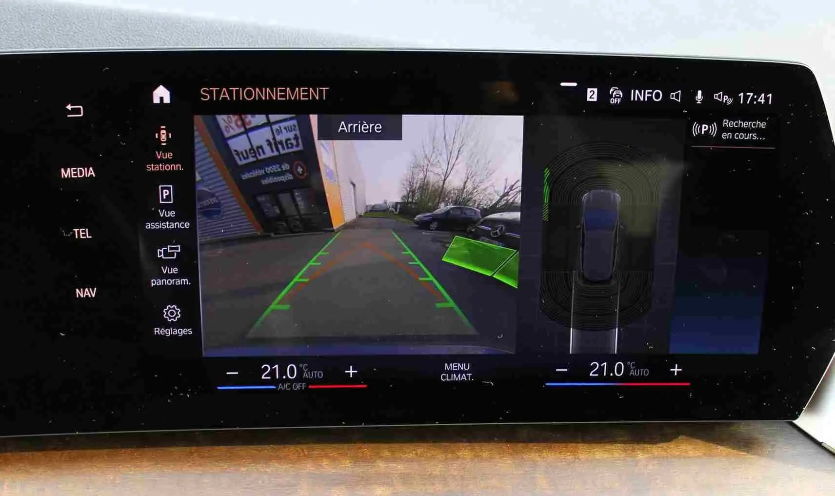 Écran de la caméra de recul du BMW Série 2 Active Tourer gris Nardo, affichant l'aide au stationnement arrière.
