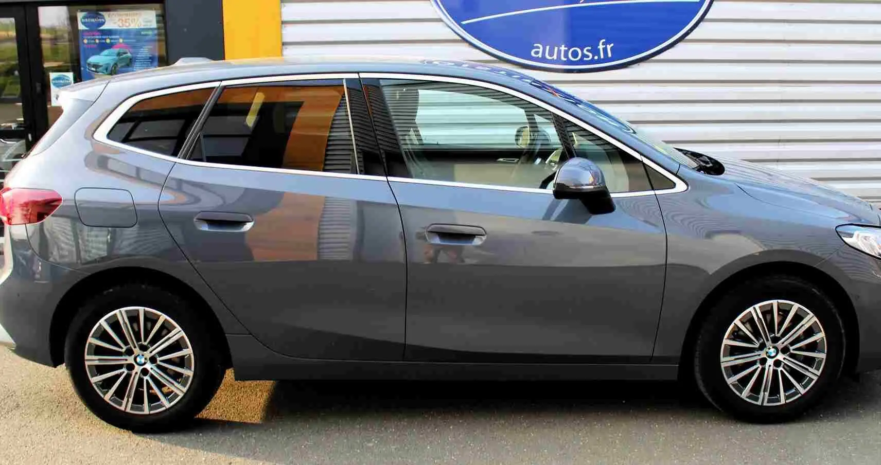 BMW Série 2 Active Tourer gris Nardo vue de profil côté gauche, soulignant ses jantes alliage et lignes fluides.