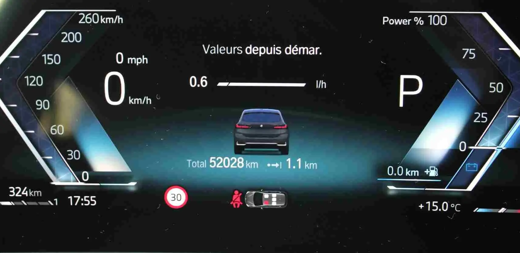 Tableau de bord numérique de BMW Série 2 Active Tourer gris Nardo, affichant la vitesse à 0 km/h et indicateurs de conduite.