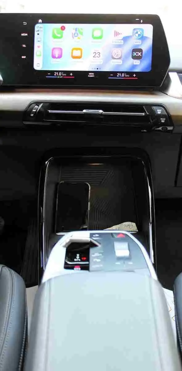 Vue intérieure centrée sur la console centrale et l'écran tactile du BMW Série 2 Active Tourer gris Nardo, affichant l'interface multimédia.