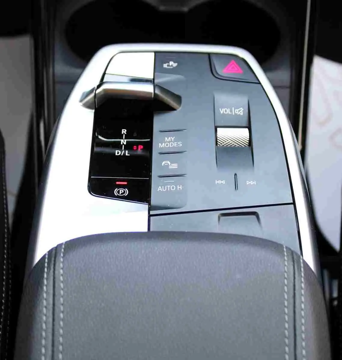 Gros plan sur la console centrale de la BMW Série 2 Active Tourer 218d 2023, avec levier de vitesse et commandes en finition noire et argent.