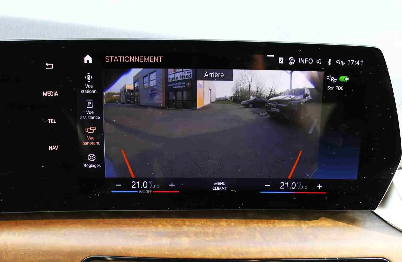 Écran intérieur de la BMW Série 2 Active Tourer 2023 affichant la caméra de recul avec vue arrière du parking.