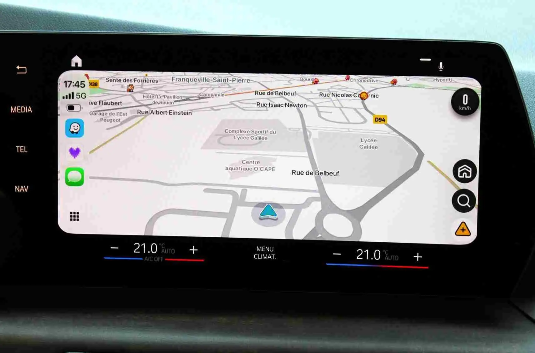 Écran tactile intérieur du BMW Série 2 Active Tourer 2023 affichant la navigation et la climatisation à 21°C.