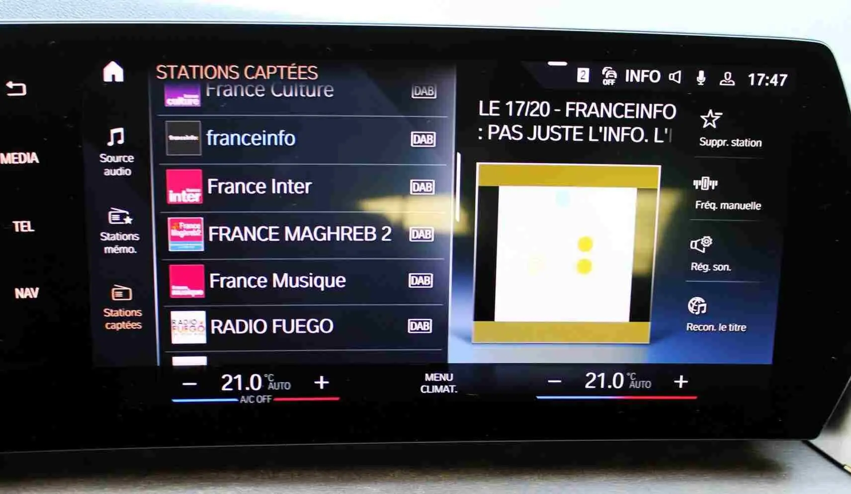 Écran tactile central du BMW Série 2 Active Tourer 218d 2023 affichant les stations radio DAB et la température à 21°C.