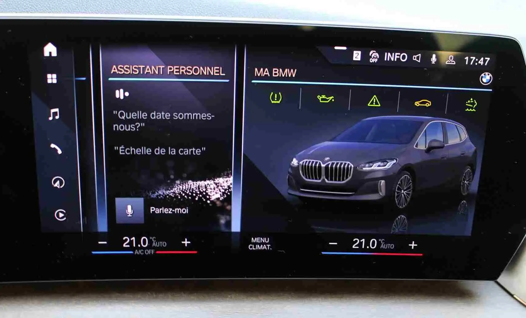 Écran central affichant l'assistant personnel et une image 3/4 avant de la BMW Série 2 Active Tourer gris Nardo métal.