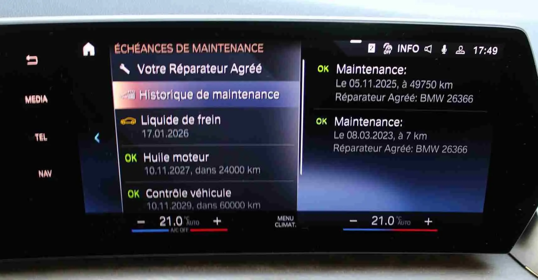 Écran central de la BMW Série 2 Active Tourer 2023 affichant les échéances de maintenance et la température à 21°C.