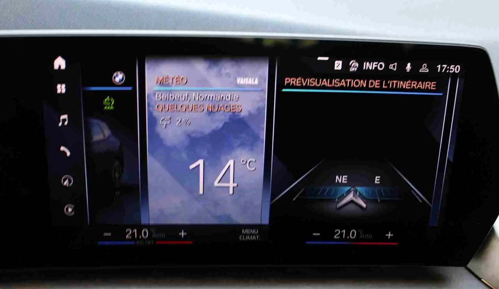 Écran tactile intérieur de la BMW Série 2 Active Tourer 218d 2023 affichant météo et itinéraire.
