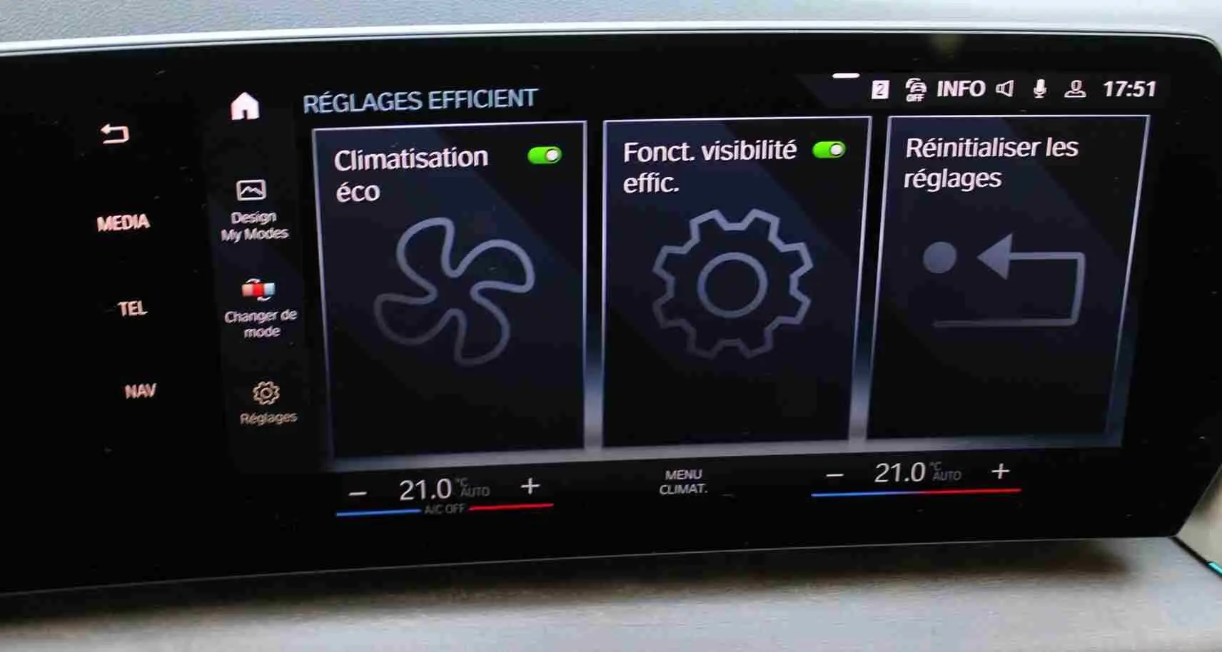 Écran tactile intérieur de la BMW Série 2 Active Tourer 2023 affichant les réglages de climatisation et visibilité.