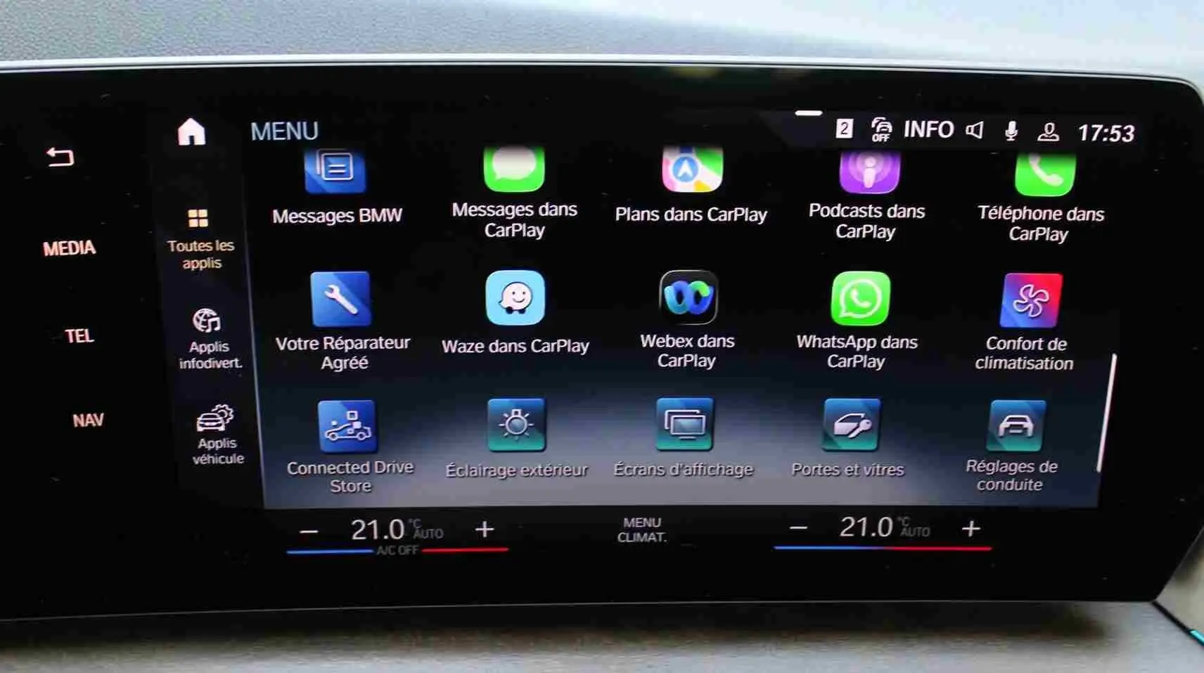 Écran tactile central de la BMW Série 2 Active Tourer 218d 2023, affichant les applications CarPlay et réglages climatisation.