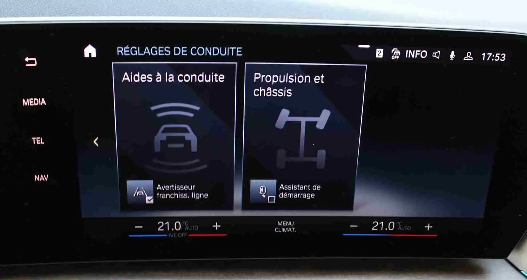 Écran central de la BMW Série 2 Active Tourer 218d 2023 affichant les réglages d’aides à la conduite et propulsion.