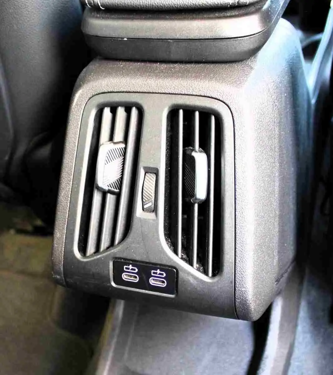 Vue rapprochée des aérateurs arrière noirs avec deux ports USB-C dans une BMW Série 2 Active Tourer 2023 gris Nardo metal.