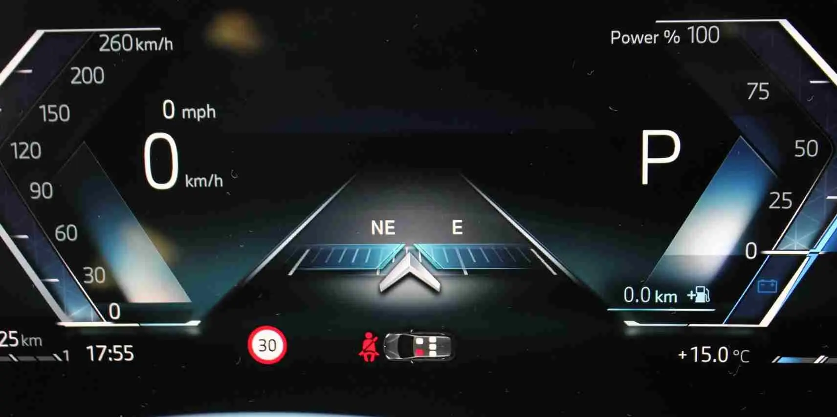 Affichage numérique du tableau de bord BMW Série 2 Active Tourer 218d 2023, indiquant vitesse à 0 km/h et mode parking.