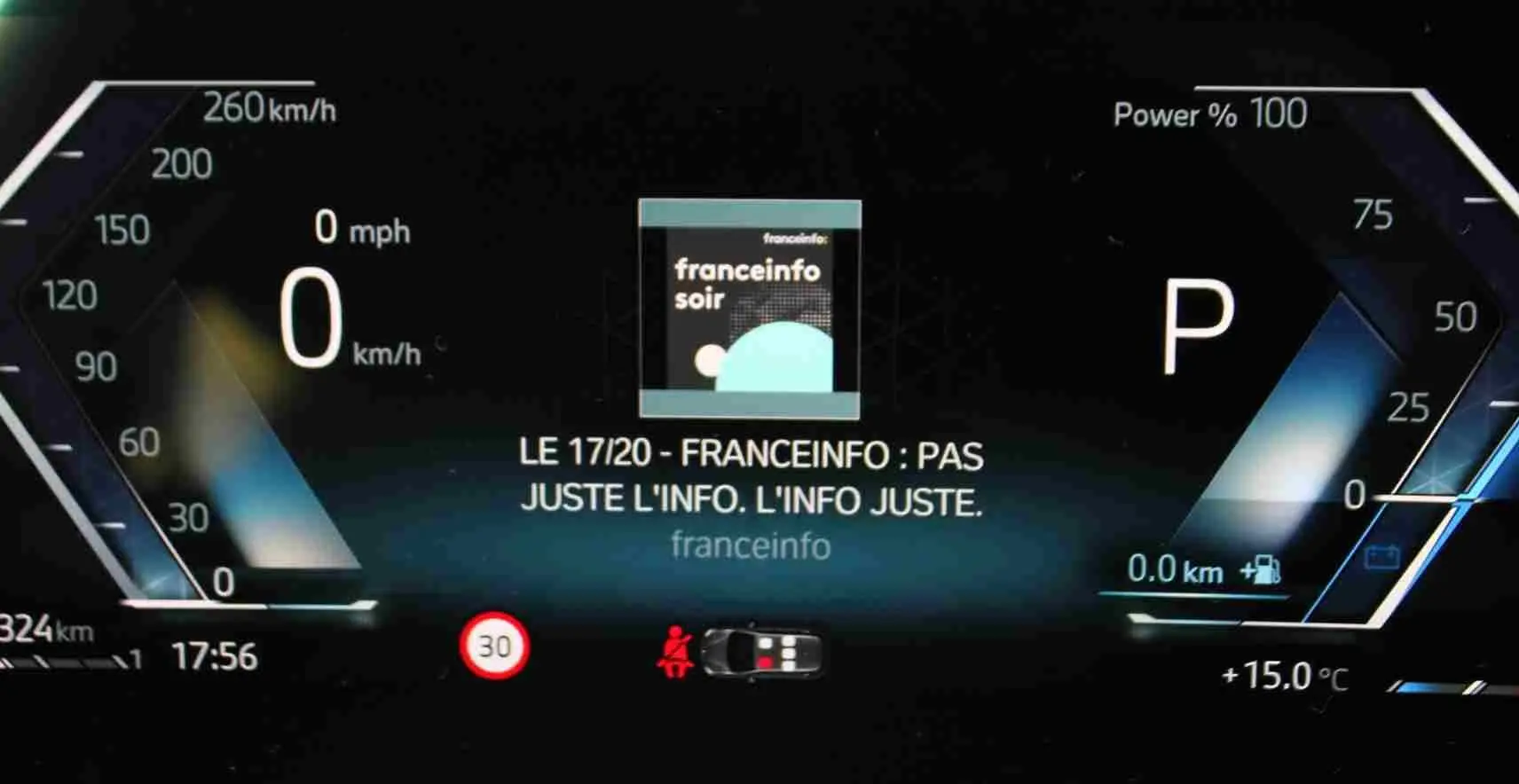 Tableau de bord numérique de BMW Série 2 Active Tourer gris Nardo, affichage central avec infos Franceinfo, vue frontale.