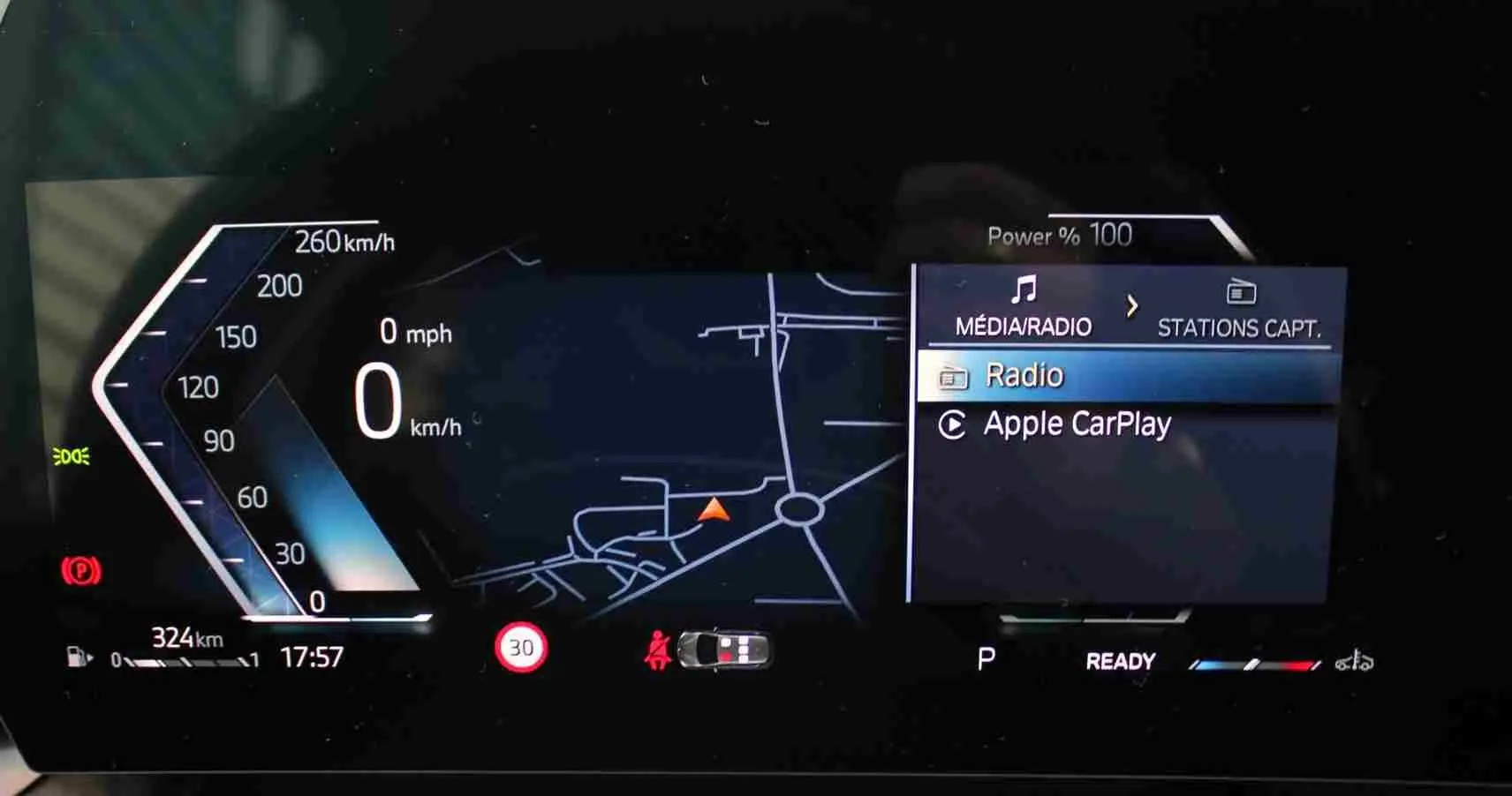 Tableau de bord numérique BMW Série 2 Active Tourer 218d 2023 affichant vitesse, navigation et options média Apple CarPlay.