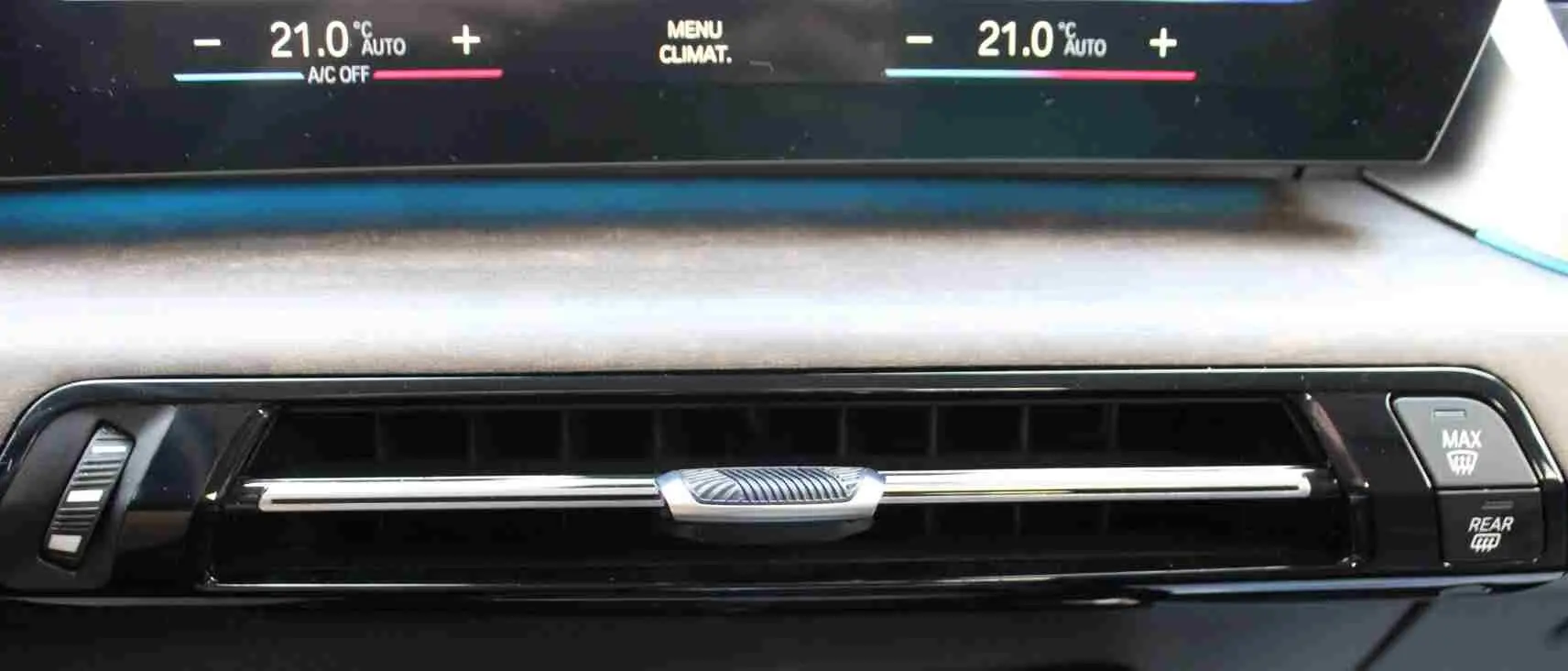 Gros plan sur la sortie d’air centrale du tableau de bord du BMW Série 2 Active Tourer gris Nardo, avec commandes de désembuage.