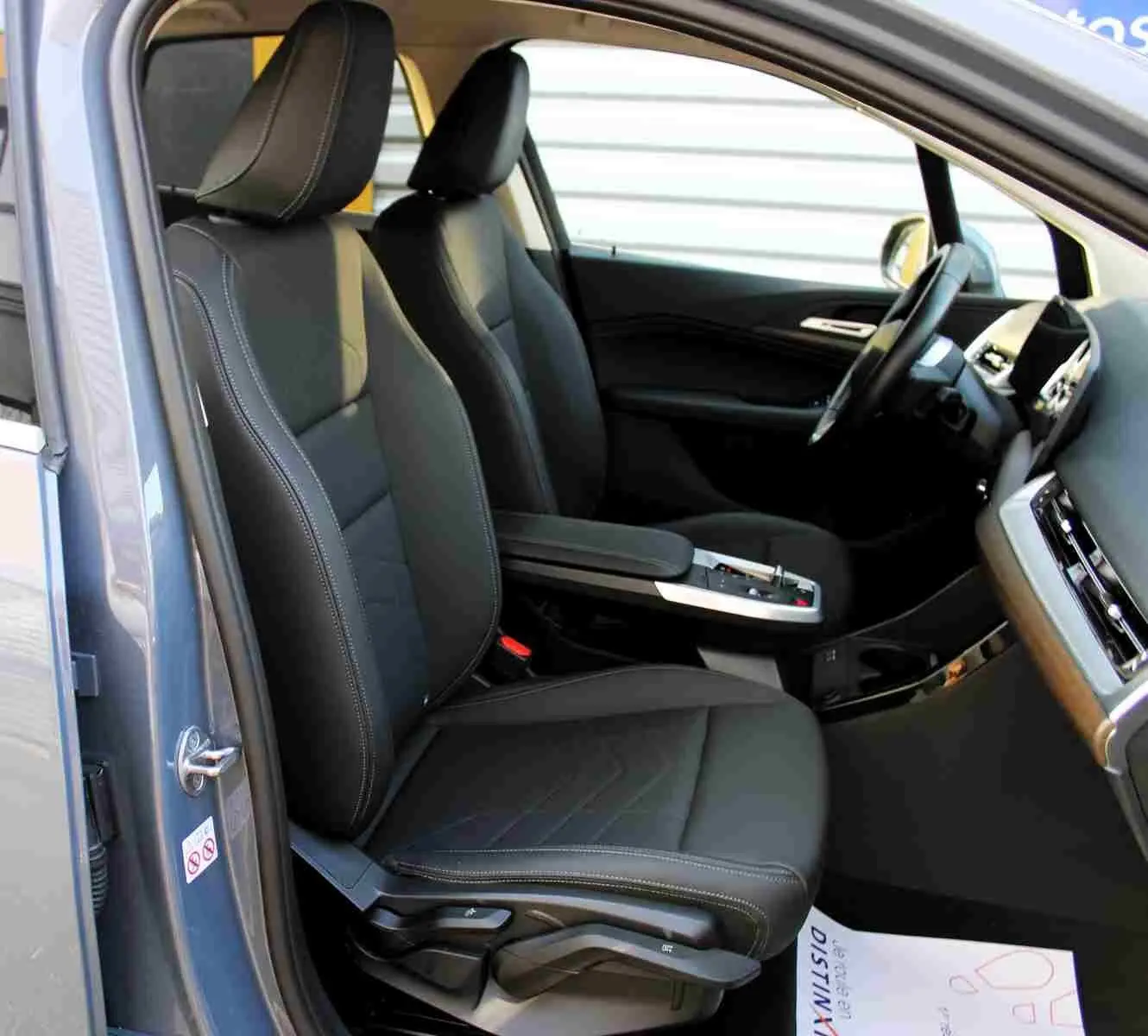 Intérieur côté conducteur de BMW Série 2 Active Tourer gris Nardo, sièges cuir noirs et console centrale moderne.