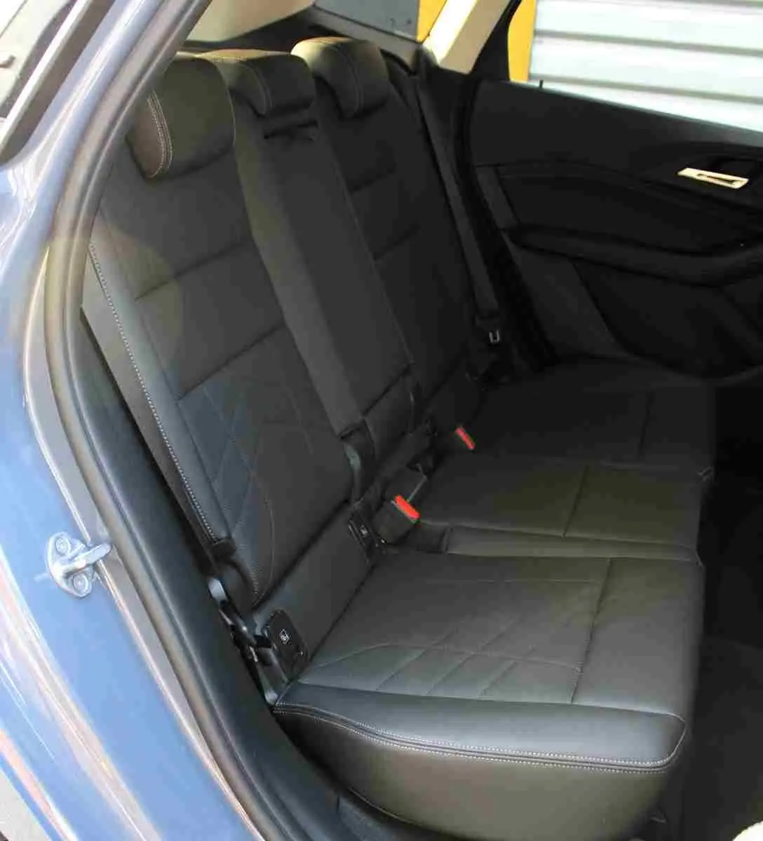 Vue intérieure côté gauche des sièges arrière en cuir noir de la BMW Série 2 Active Tourer gris Nardo 2023.