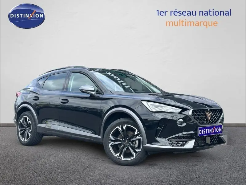 Vue 3/4 avant d'un CUPRA Formentor 1.5 TSI noir minuit métallisé avec jantes alu et calandre distinctive.