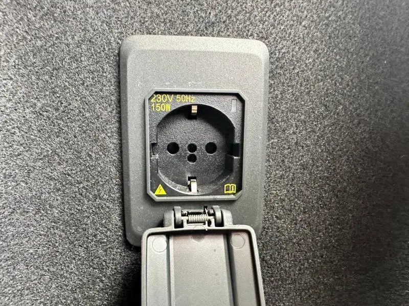 Prise électrique 230V 150W intégrée dans le coffre du CUPRA Formentor noir Minuit métallisé 2024.