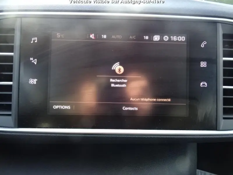 Écran tactile central du Peugeot 308 SW noir 2018 affichant la recherche Bluetooth avec commandes multimédia visibles