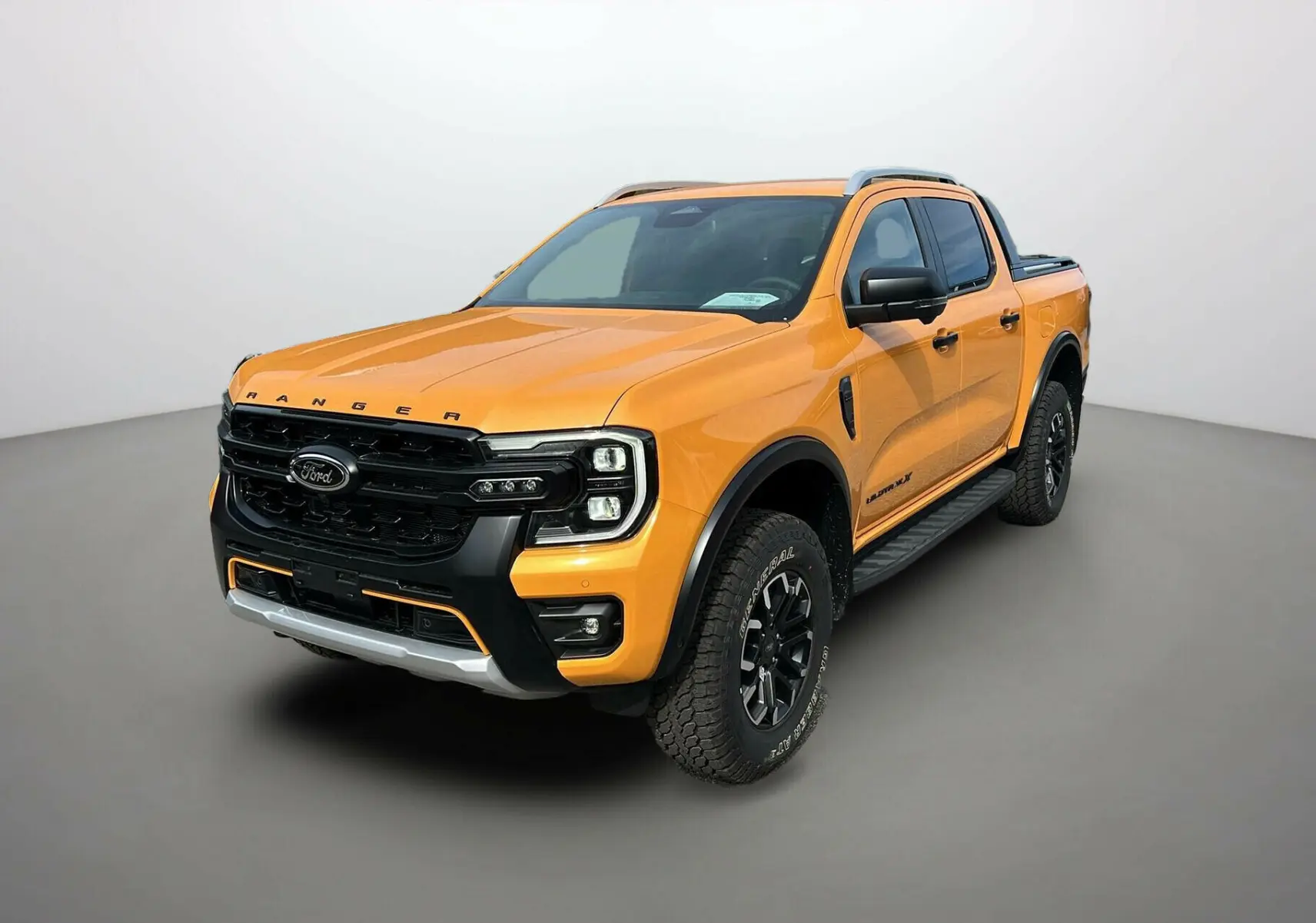 Ford Ranger 2025 Cyber orange en vue 3/4 avant droit avec calandre noire et jantes noires robustes.