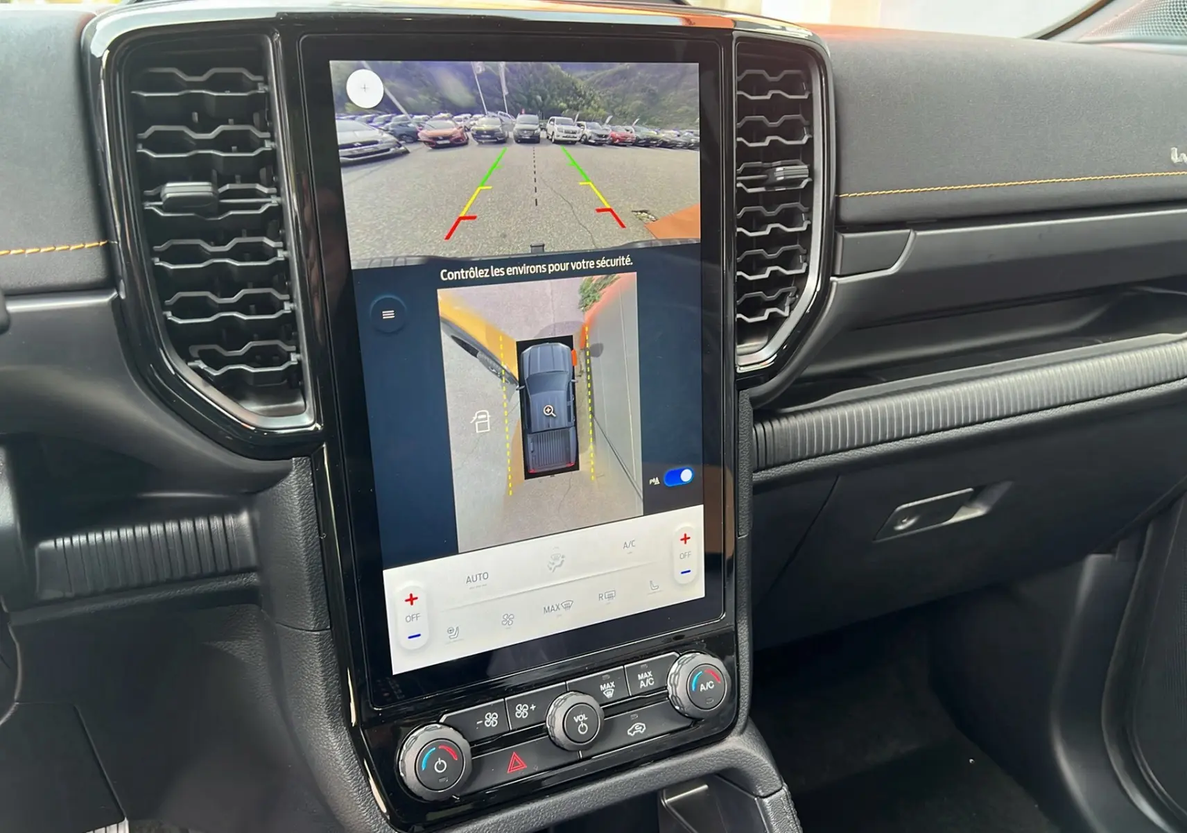 Vue rapprochée de l'écran central tactile du Ford Ranger 2025 Wildtrak Cyber orange, avec caméra de recul active.