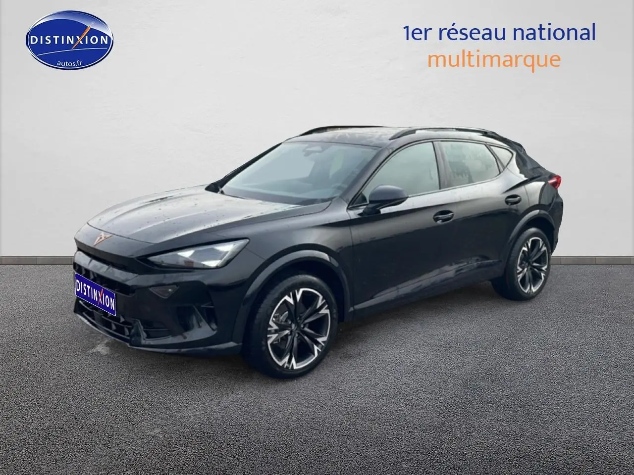 CUPRA Formentor noir en 3/4 avant droit, jantes 18 pouces et barres de toit noires visibles.