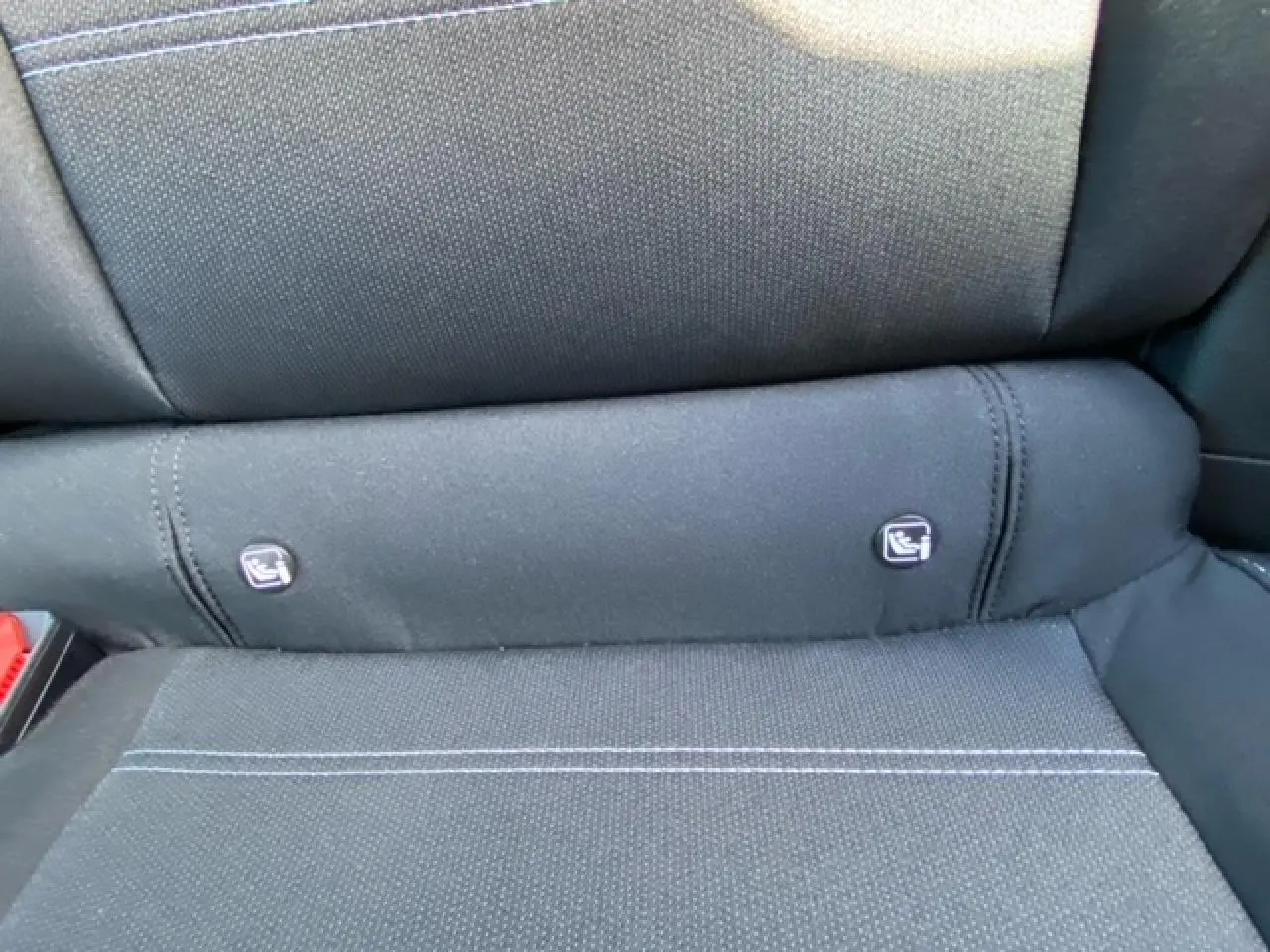 Détail de l'assise arrière en tissu noir de la Dacia Logan 2022 avec attaches ISOFIX visibles sur le siège.