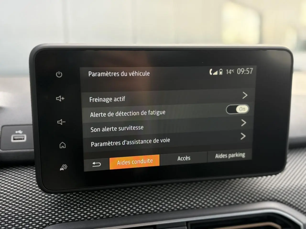 Écran tactile 8 pouces du tableau de bord de la Dacia Sandero Stepway 2025, affichant les aides à la conduite.