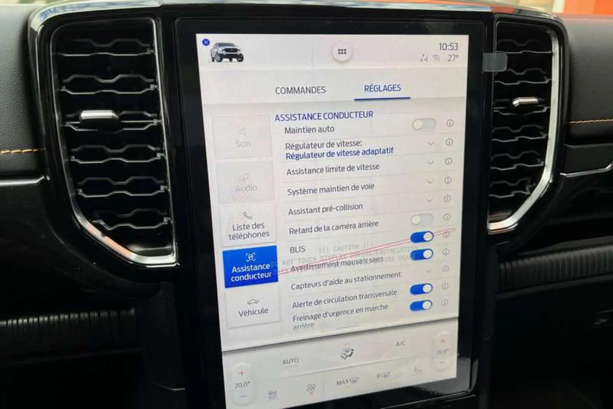 Écran tactile central du Ford Ranger 2025 gris iconic montrant les réglages d'assistance conducteur dans l'habitacle.