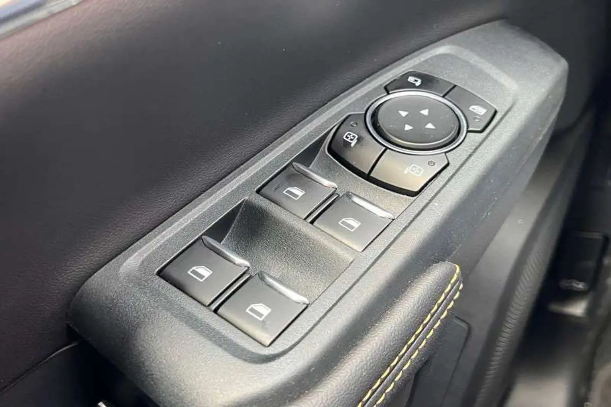 Panneau de commandes des vitres et rétroviseurs côté gauche intérieur du Ford Ranger 3.0 V6 240 Wildtrak Plus 2025 gris iconic.