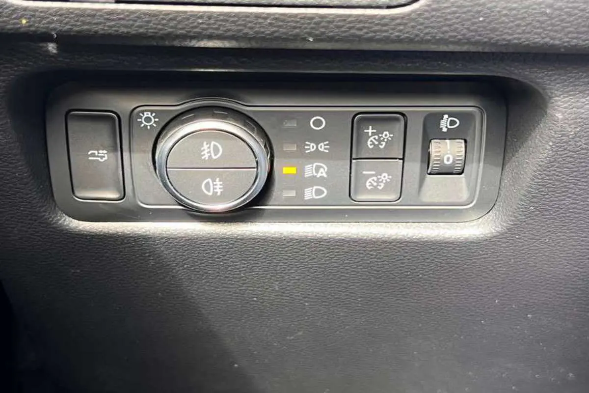 Gros plan sur le panneau de commandes d'éclairage du Ford Ranger 3.0 V6 240 Wildtrak Plus gris iconic 2025.