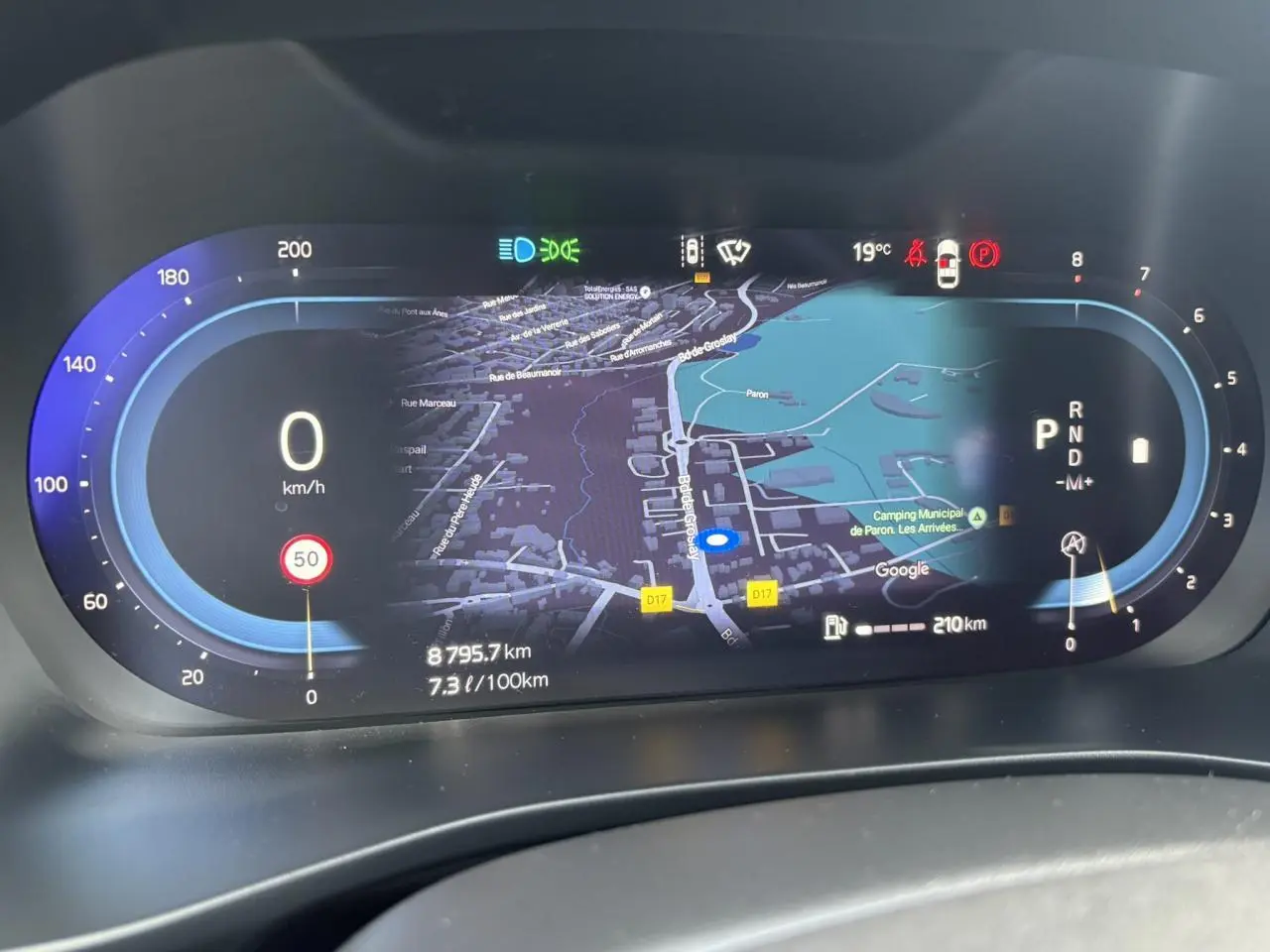 Combiné d'instruments digital du Volvo XC40 B3 MHEV 2024 affichant la navigation et la vitesse à 0 km/h.