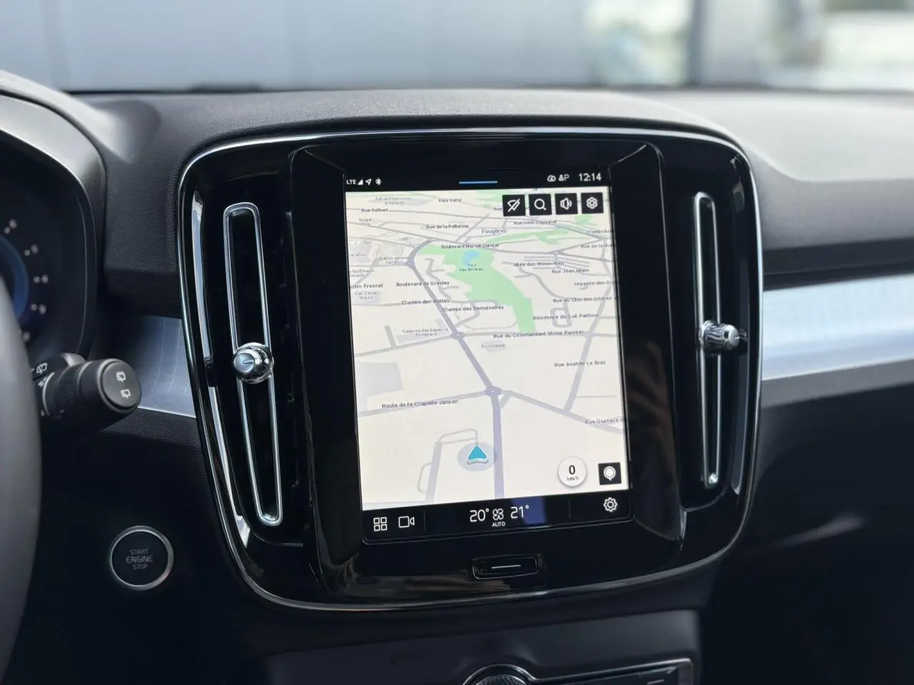 Écran tactile central affichant la navigation dans l'habitacle du Volvo XC40 2024, finition Core+