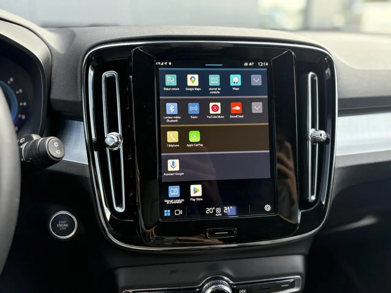 Écran tactile central du tableau de bord du Volvo XC40 2024 avec commandes multimédia et climatisation digitale.