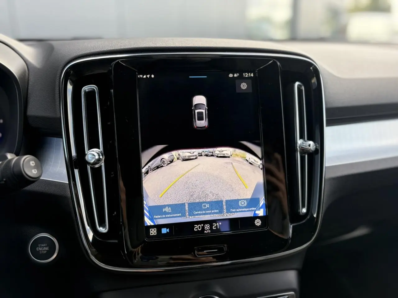 Écran tactile central affichant la caméra de recul dans un Volvo XC40 2024, intérieur noir moderne.
