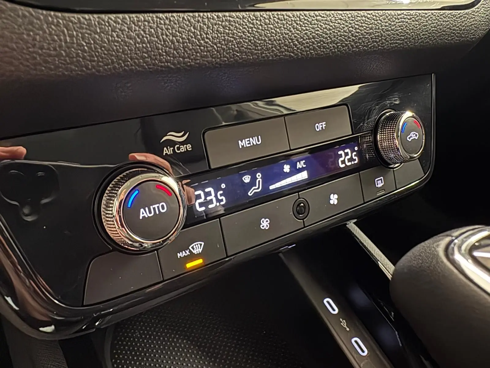 Détail du tableau de bord du Skoda Kamiq 2025 montrant la commande de climatisation automatique avec affichage digital.