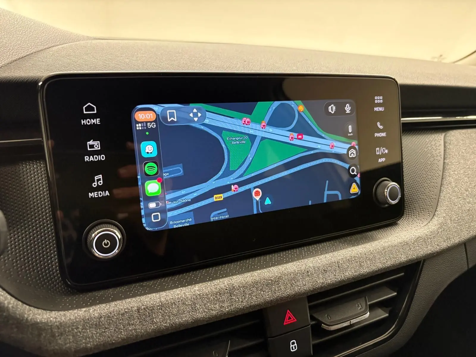 Écran tactile central du Skoda Kamiq 2025 affichant la navigation, vue intérieure côté passager.