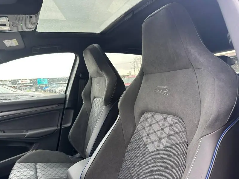 Vue intérieure des sièges avant en tissu gris avec logo R brodé, dans une Volkswagen Golf 2.0 TDI R-Line 2026.