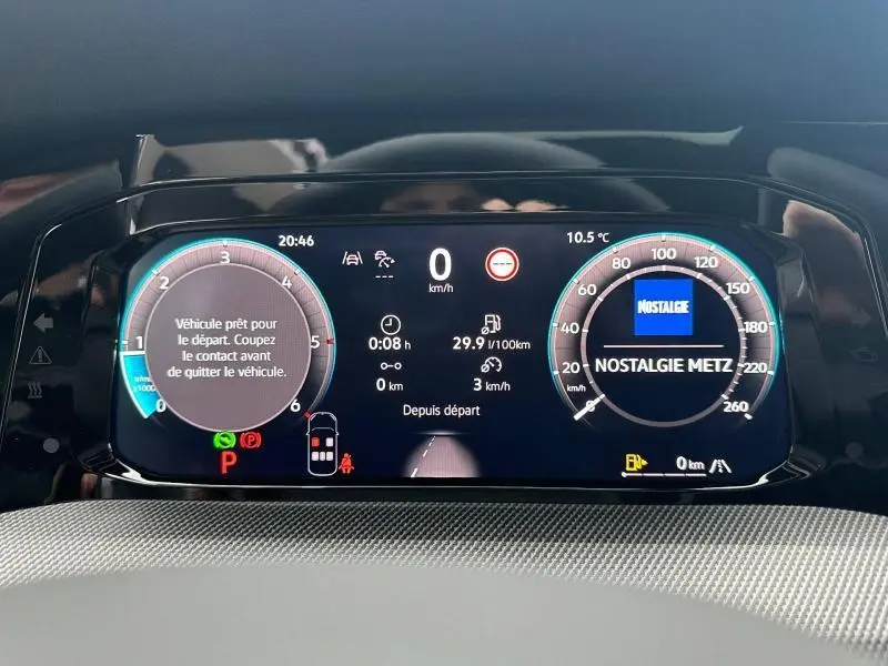 Vue du tableau de bord numérique de la Volkswagen Golf 2.0 TDI R-Line 2026, affichage des instruments et alertes en gris.