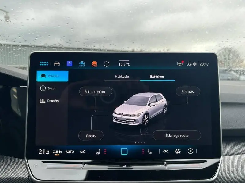 Écran tactile intérieur montrant une illustration 3D grise de la Volkswagen Golf 2.0 TDI R-Line vue de trois quarts avant.