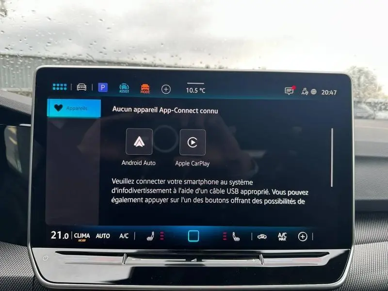 Écran tactile central du système multimédia de la Volkswagen Golf 2.0 TDI R-Line 2026, affichant les options Android Auto et Apple CarPlay.